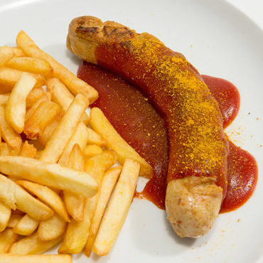 The snack for in between: Curry sausage with fries and ketchup. Of course also with mayo, if desired.